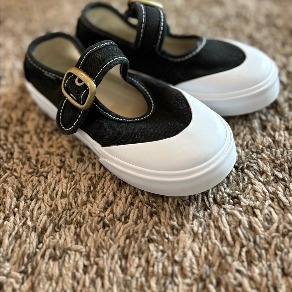 Brand new toddler vans, worn once.